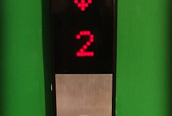 Починили панель вызова лифта в ЖК "Эволюция"